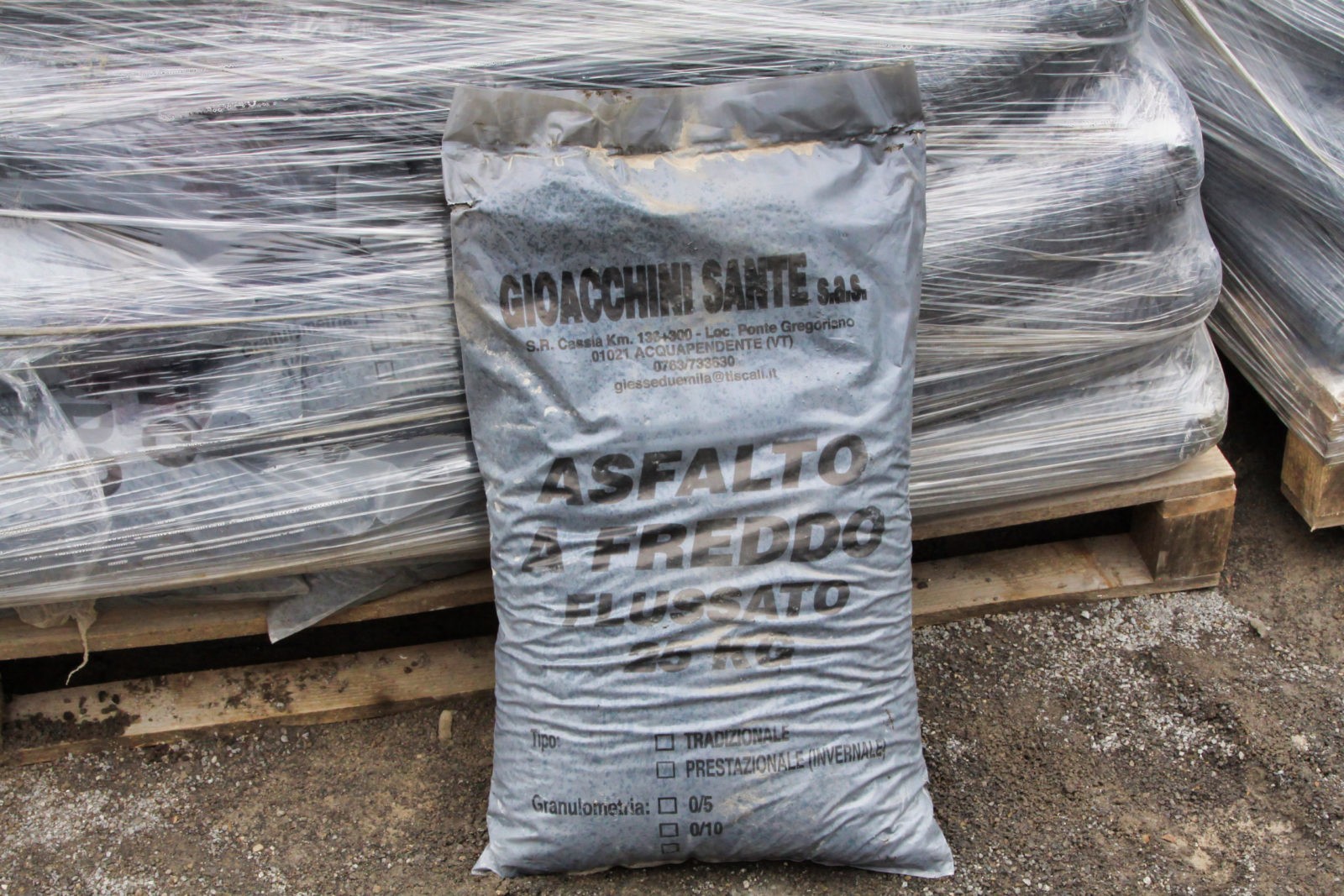 Sacco di asfalto a freddo su pallet avvolto.