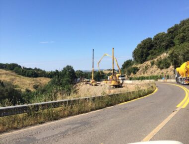 Strada con lavori in corso e macchinari edili.