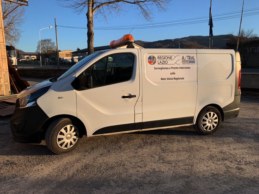 Furgone bianco con scritte della Regione Lazio.