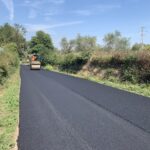 Rullo compressore asfalta strada in campagna.