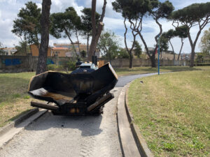 Macchinario per asfaltare su strada in un parco urbano.