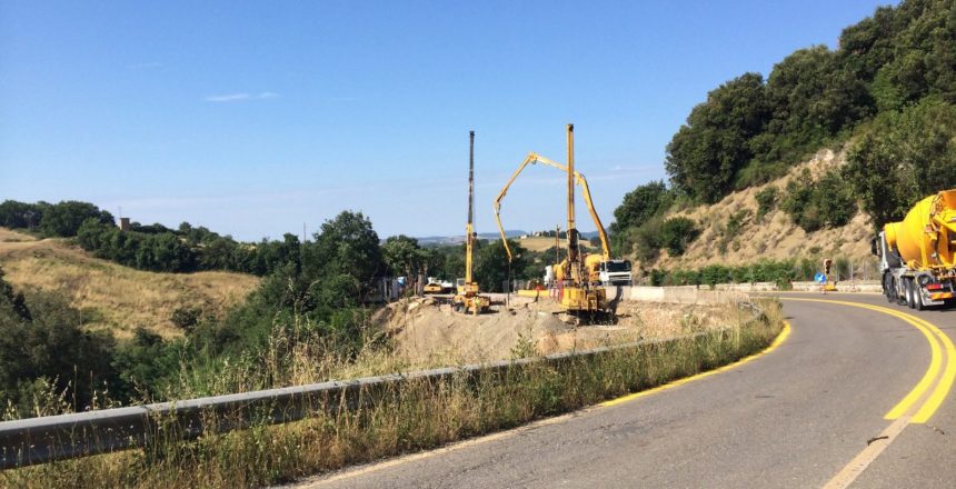 Strada con lavori in corso e macchinari edili.